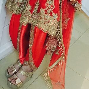 This gorgeous Indian dress with scarf and pajamas with red and gold color!!